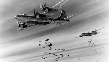 Varios Boeing B-29 lanzan bombas sobre Rangún, Birmania