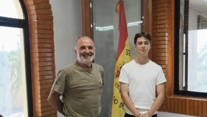 El príncipe Simeón de visita en el Mando de Operaciones Especiales junto al Comandante Terencio Pérez veterano Boina Verde - Cedida