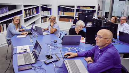 Personas mayores en un taller sobre competencias digitales