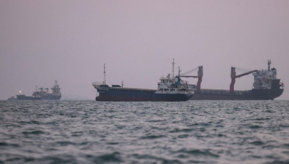Unos buques navegan por el estrecho de Ormuz, frente a la costa de la ciudad portuaria de Bandar Abbas, en el sur de Irán