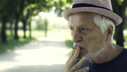 Anciano fumando