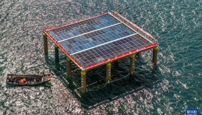 Plataforma solar hecha de bambú