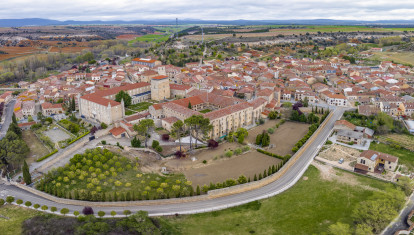 Vista aérea del bonito pueblo de España donde nació Santo Domingo de Guzmán