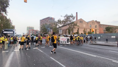 Los docentes cortan la Ronda Litoral de Barcelona