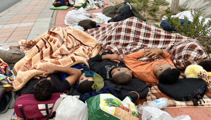 Varios inmigrantes duermen en las inmediaciones de la explanada de embolsamiento de Loma Colmenar