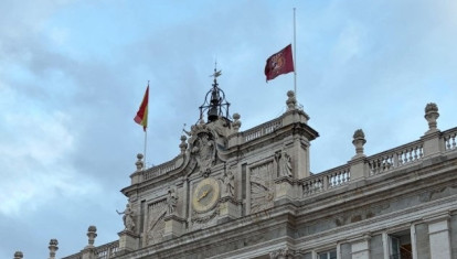El guion del Rey en el Palacio Real ondea a media asta por el funeral de Harald V de Noruega