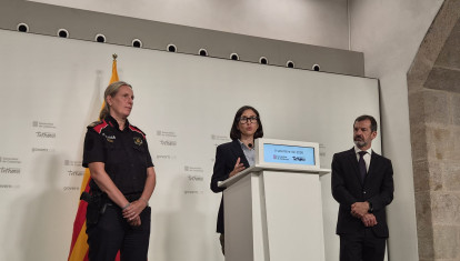 La consejera Núria Parlon, junto a la nueva comisaria jefe de los Mossos, Sílvia Catà, y al nuevo director general, Ferran López