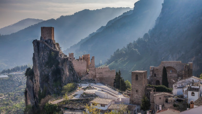 El pueblo de Jaén con uno de los castillos más impactantes de España y Andalucía