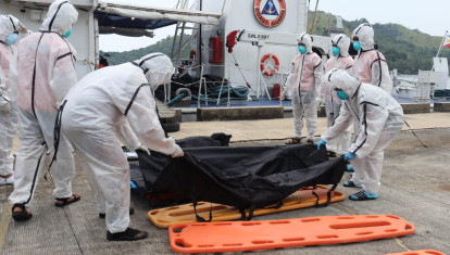 Efectivos de los guardacostas filipinos trasladan los restos mortales de las personas fallecidas en un incendio de un barco de pasajeros