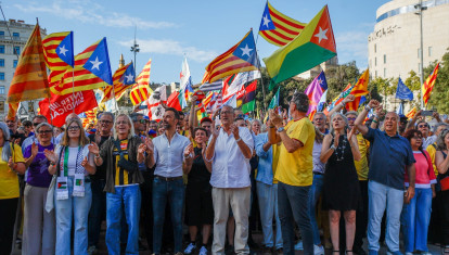Cabeza de la manifestación convocada por ANC, Òmnium y otras entidades con motivo de la Diada, este viernes