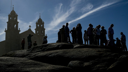 El pueblo gallego que se convirtió en símbolo del Prestige vuelve a llenarse para cumplir un extraño ritual con sus piedras