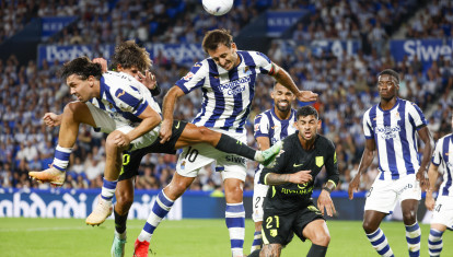 Los jugadores de la Real Sociedad y del Atlético de Madrid luchan por un balón