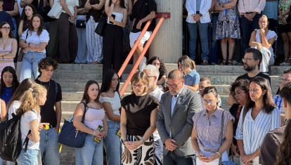 Minuto de silencio en la Facultad de Ciencias de la Educación de la Universidad de Granada, centro donde era alumna de Educación Infantil Claudia Tacoronte, de 21 años, asesinada este sábado en Morelos (México) en un presunto caso de feminicidio.