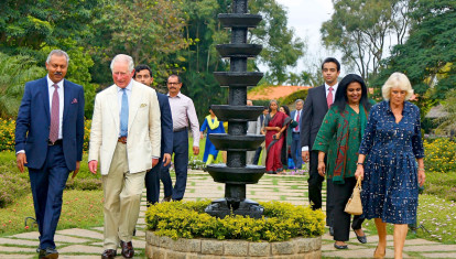 Carlos III de Inglaterra y la reina consorte Camilla en el centro Soukya de Bangalore