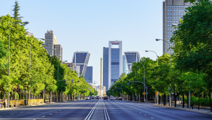 Paseo de la Castellana en Madrid, con las cuatro torres de fondo