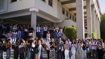 Participantes en el minuto de silencio convocado por la Universidad de Granada en memoria de la estudiante Claudia Tacoronte Aguilera, asesinada en México. A 14 de septiembre de 2026 en Granada (Andalucía, España). La Universidad de Granada (UGR) ha expresado este lunes su