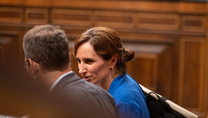 La ministra de Sanidad, Mónica García, durante una sesión plenaria en el Congreso de los Diputados