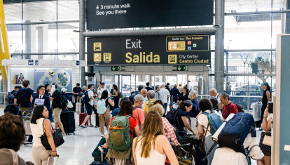 Decenas de personas transitan por la T4 del Aeropuerto Adolfo Suárez Madrid-Barajas,