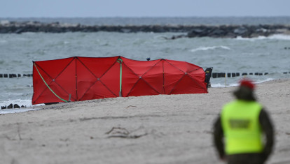 Un dron militar, parcialmente visible en la playa de Rusinowo, en el voivodato de Pomerania Occidental, Polonia,