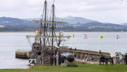 El Galeón atracado en el puerto de Wicklow