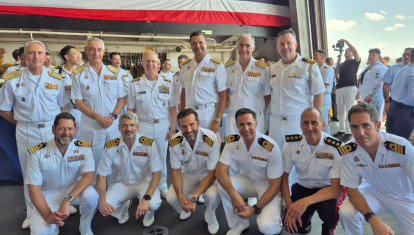 El Almirante General Antonio Piñeiro Sánchez, Almirante Jefe de Estado Mayor de la Armada (AJEMA), junto al almirante Daryl L. Caudle, Chief of Naval Operations (CNO) de la U.S. Navy, y una nutrida representación de oficiales de la Armada española abordo de USS Arlington