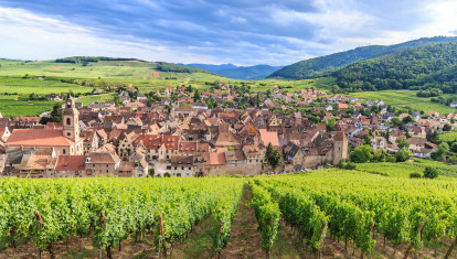 El bonito pueblo de Riquewihr, en Alsacia (Francia)