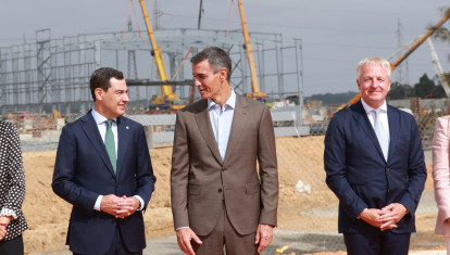 El presidente de la Junta, Juanma Moreno, junto al presidente del Gobierno, Pedro Sánchez, este jueves en Palos de la Frontera (Huelva)