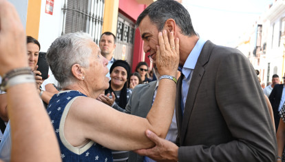 El presidente del Gobierno, Pedro Sánchez, ha visitado este jueves el Ayuntamiento de Bonares (Huelva) y ha paseado por las calles del municipio. EFE/ Borja Puig De La Bellacasa/Pool Moncloa/SÓLO USO EDITORIAL/SÓLO DISPONIBLE PARA ILUSTRAR LA NOTICIA QUE ACOMPAÑA (CRÉDITO OBLIGATORIO)