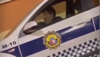 El joven al volante del vehículo de la Policía Local