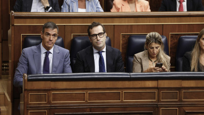 El ministro de Economía, Carlos Cuerpo, entre Pedro Sánchez y Yolanda Díaz.
