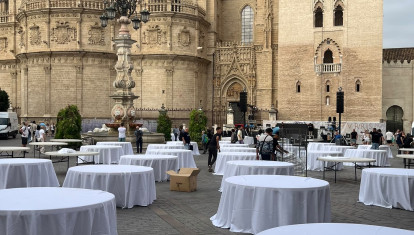 Imagen de los preparativos de la gala, con la Catedral y la Giralda al fondo