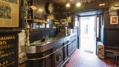 Imagen de la barra y la entrada de la taberna Antonio Sánchez