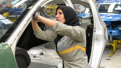 Una trabajadora en una de las fábricas de Renault