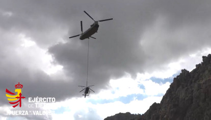 El delicado rescate de un Chinook del Ejército de Tierra a un helicóptero de la Guardia Civil