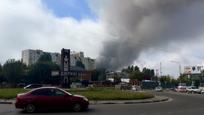 El humo se eleva desde la zona de la refinería de petróleo de la petrolera rusa Gazprom Neft en Moscú