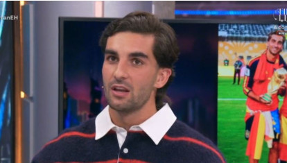 Ferrán, ayer en El Hormiguero, con una foto de fondo junto a su hermana tras ganar el mundial