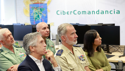Don Felipe, entre el ministro Marlaska y la directora de la Guardia Civil, la imputada Mercedes González