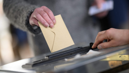 Un votante introduce su voto en la urna