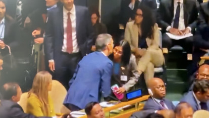 Momento en el que Pedro Sánchez y Delcy Rodríguez se saludan