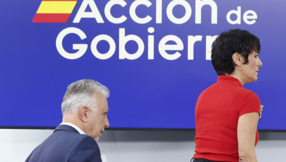 La portavoz del Gobierno, Elma Saiz, y el ministro Ángel Víctor Torres