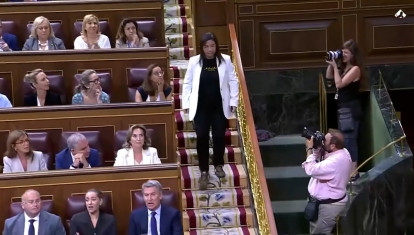 La diputada popular Ana Vázquez abandonando el hemiciclo