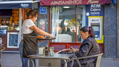 Camarera sirviendo a una clienta