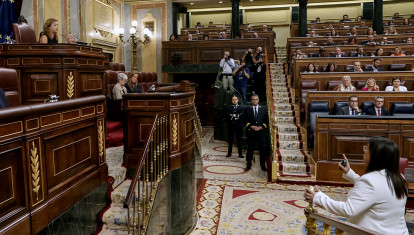 La diputada Ana Belén Vázquez se dirige a Francina Armengol al abandonar el hemiciclo