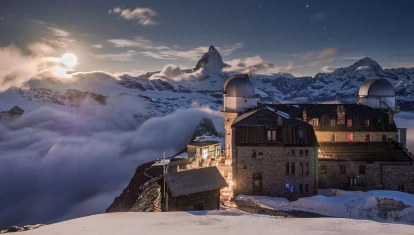 Puesta de sol sobre el hotel más alto de Suiza