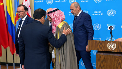 José Manuel Albares y el ministro de Exteriores saudí, Faisal bin Farhan Al Saud, el jueves en Nueva York