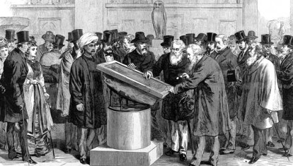 Litografía que muestra expertos inspeccionando la piedra de Rosetta durante el Segundo Congreso Internacional de Orientalistas, en 1874