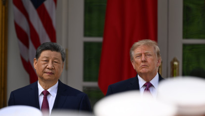 US President Donald Trump (R) and Chinese President Xi Jinping
