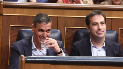 El presidente del Gobierno, Pedro Sánchez (i), y el vicepresidente primero y ministro de Economía, Comercio y Empresa, Carlos Cuerpo (d)