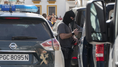 El supuesto autor de la muerte a puñaladas de su pareja, una mujer de 47 años, en La Campana (Sevilla) se ha entregado este domingo a la Guardia Civil