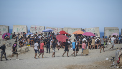 Varios migrantes acampados en la playa del Trampolín
